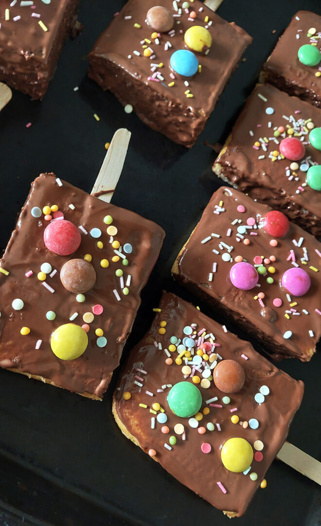 Kuchen am Stiel mit bunten Streuseln